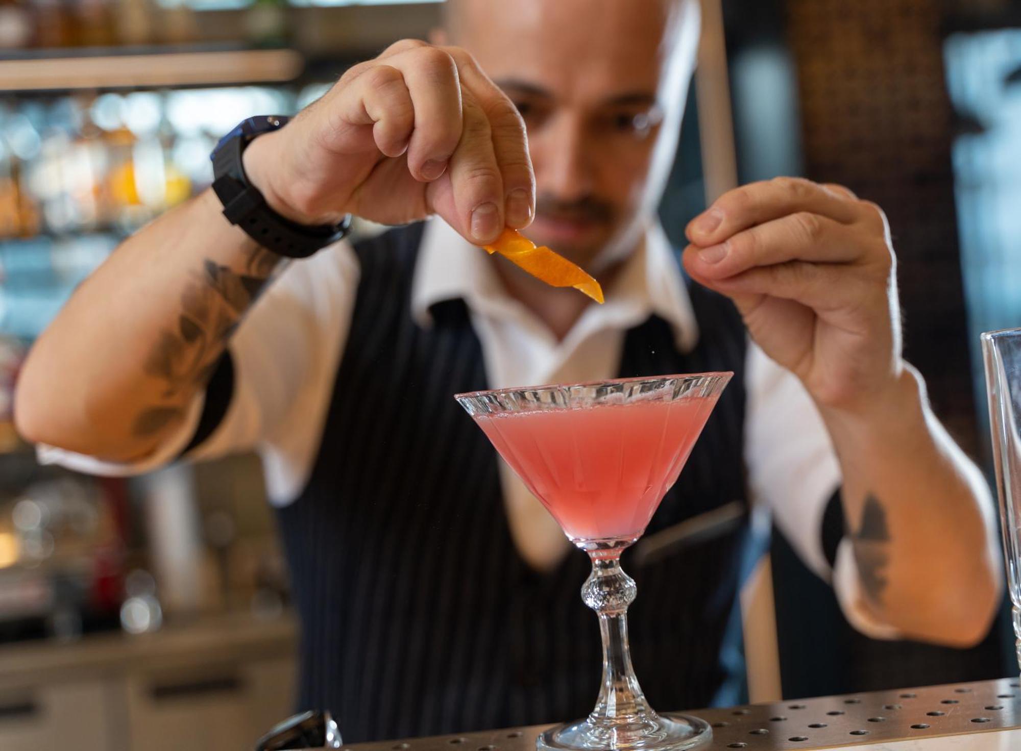 Radisson Blu Hotel Bucureşti Exterior foto A bartender adding a twist to a cocktail