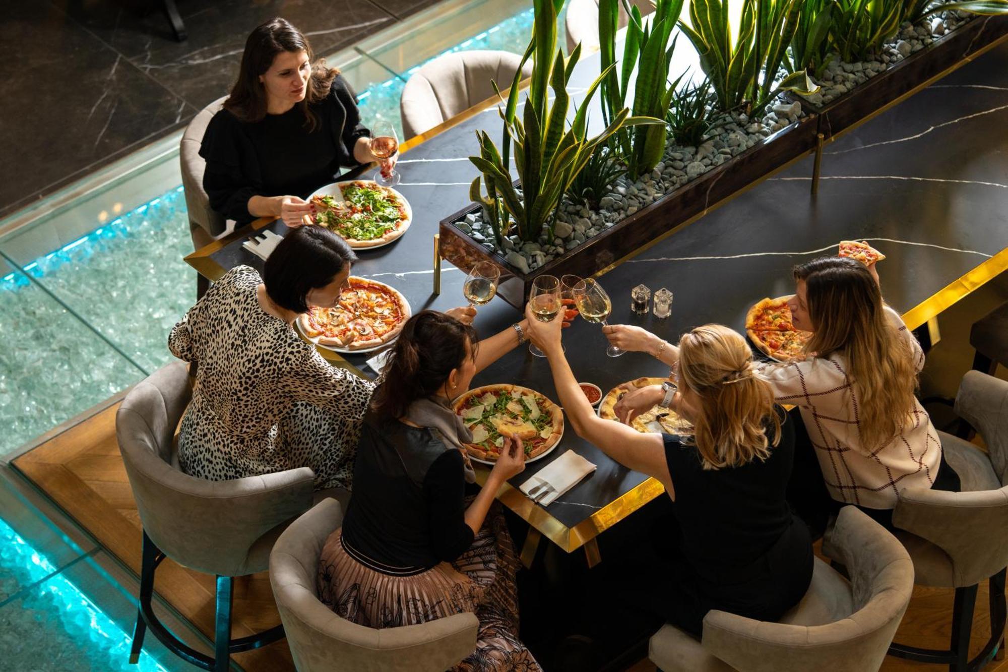 Radisson Blu Hotel Bucureşti Exterior foto Guests dining at the restaurant