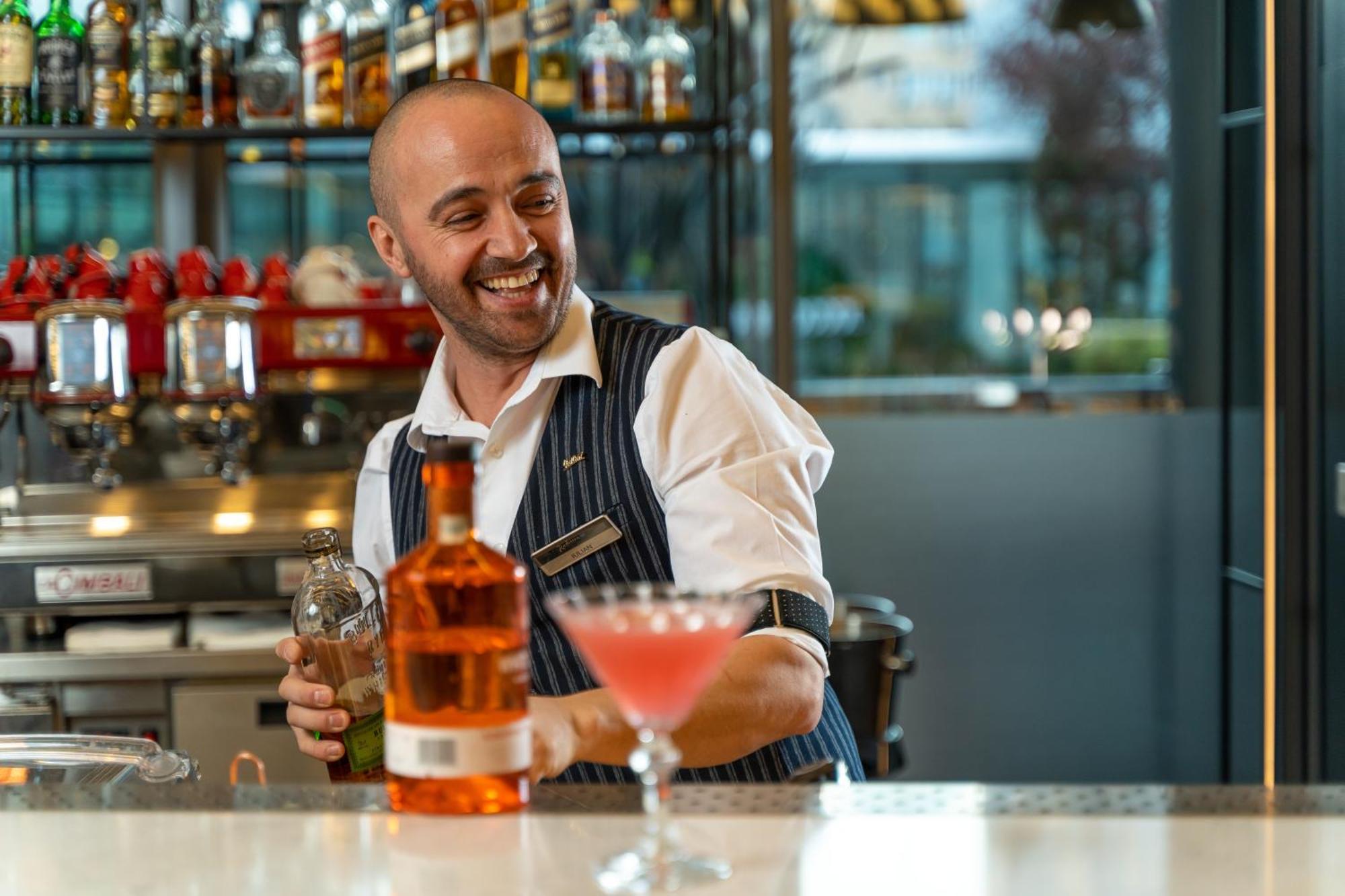 Radisson Blu Hotel Bucureşti Exterior foto A bartender at work