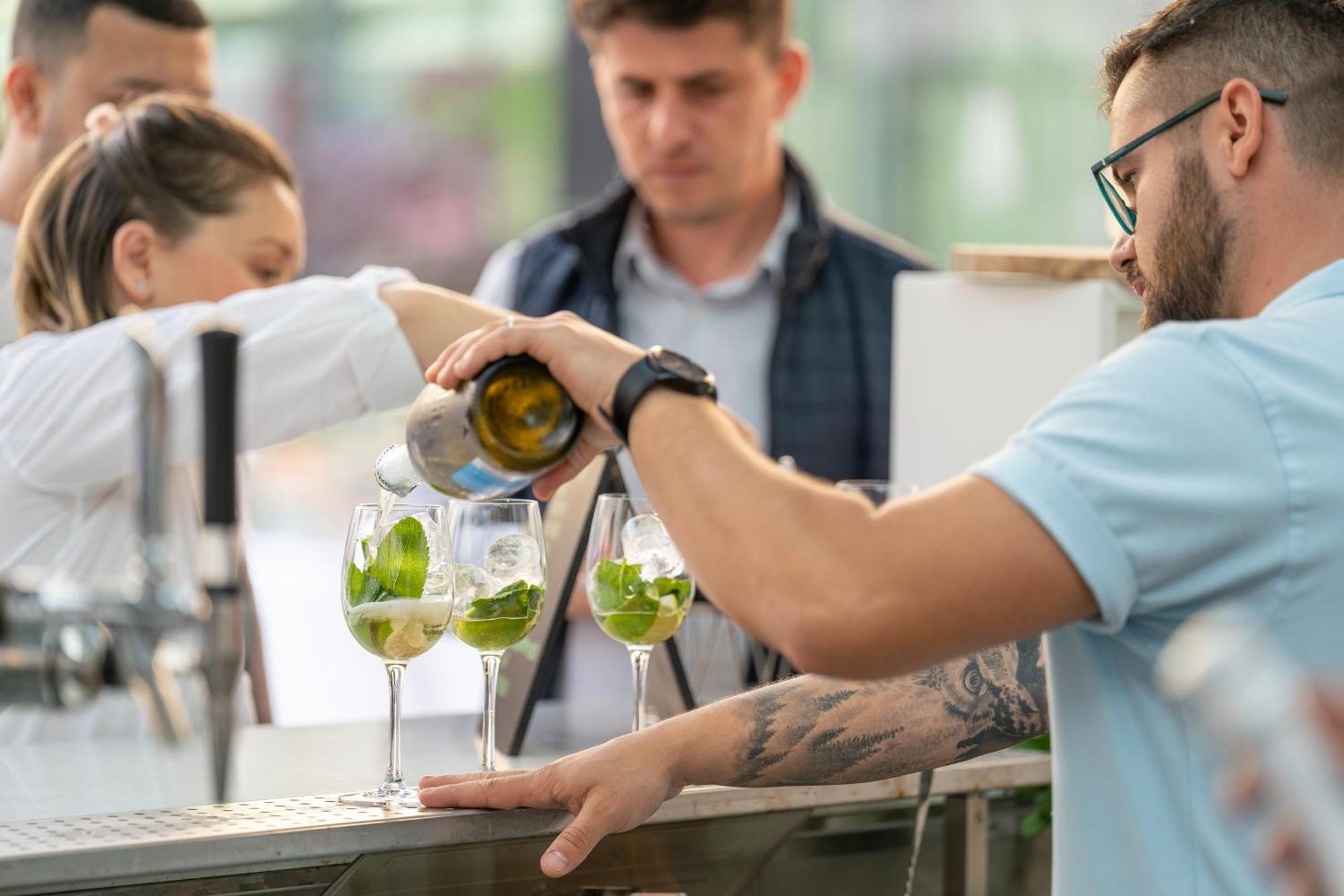 Radisson Blu Hotel Bucureşti Exterior foto Bartender at work