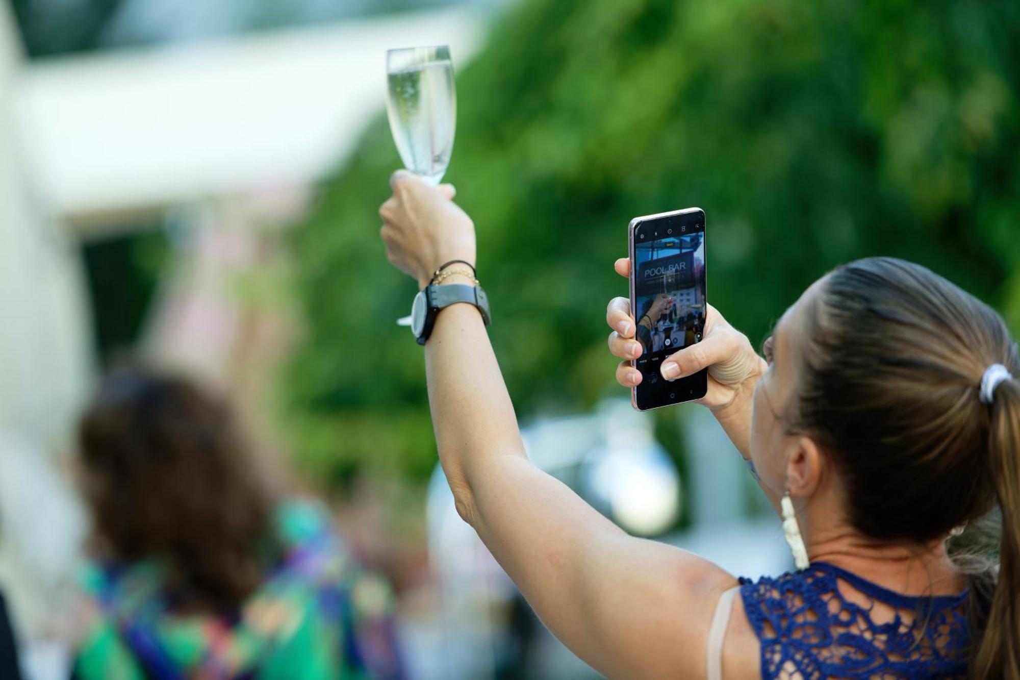 Radisson Blu Hotel Bucureşti Exterior foto A woman taking a photo with a smartphone