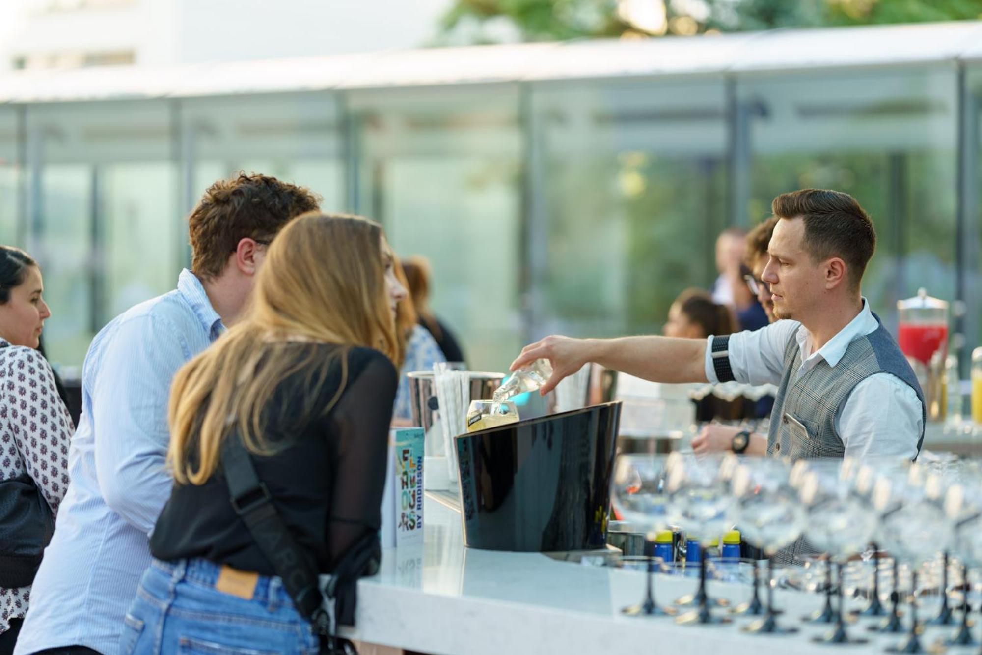 Radisson Blu Hotel Bucureşti Exterior foto A bartender serving drinks