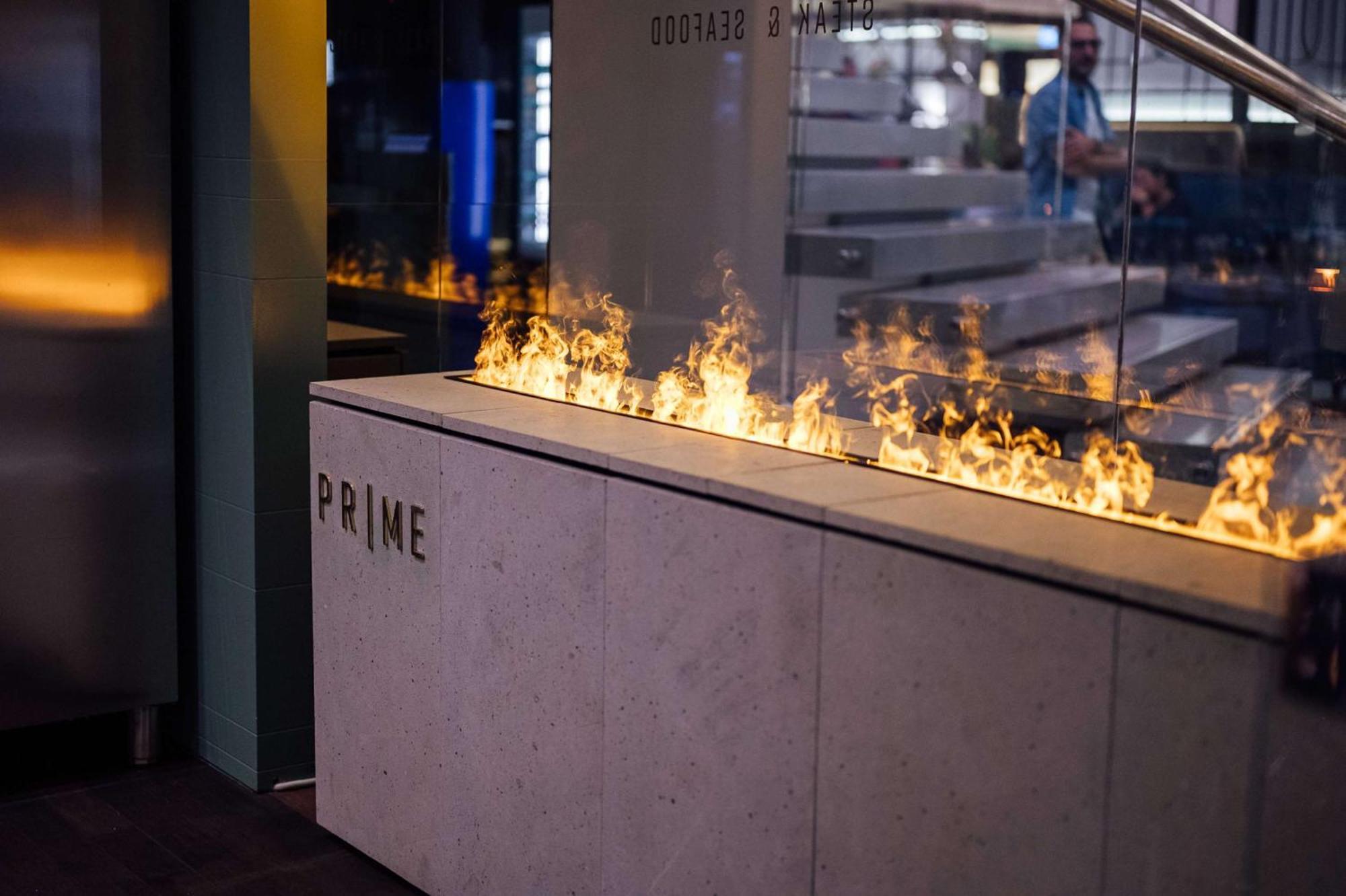 Radisson Blu Hotel Bucureşti Exterior foto The fireplace at the entrance of the building